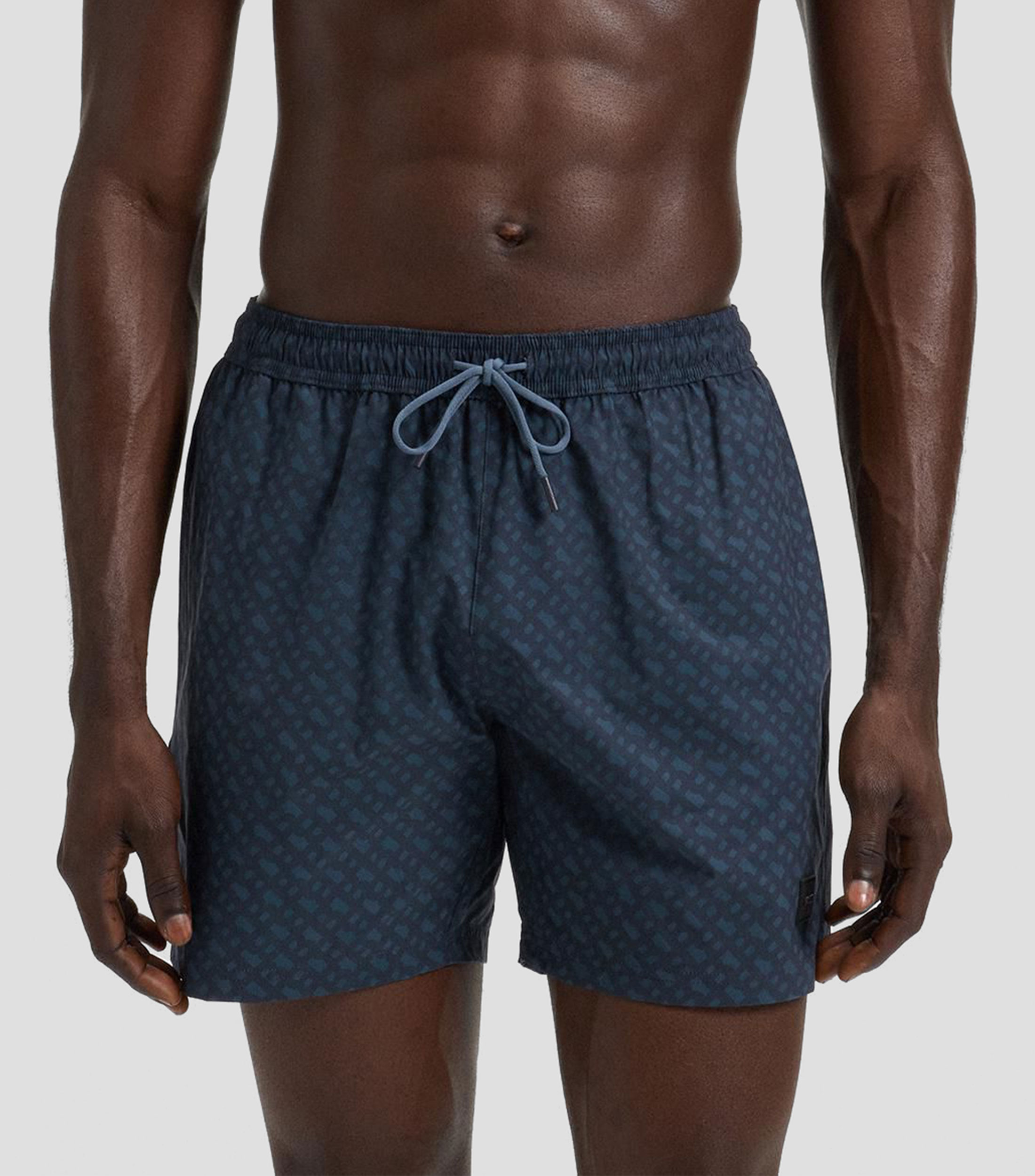 Traje de baño con insignia de logo y estampado de monogramas en degradado Hombre